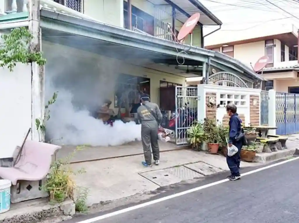 พ่นหมอกควันกำจัดยุงลาย ให้กับวัด โรงเรียน และชุมชน